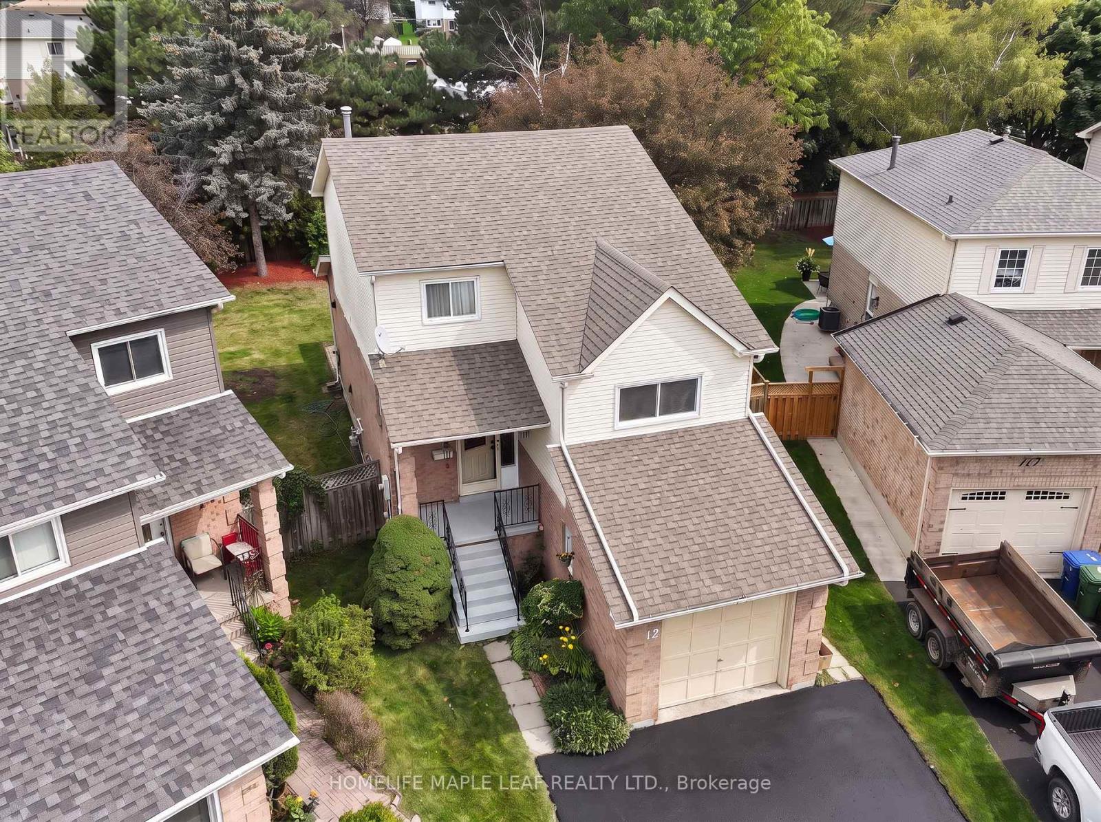 12 Giles Court, Whitby (Blue Grass Meadows), Ontario, L1N8T5, Whitby (Blue Grass Meadows), Ontario — photo 2 of 5