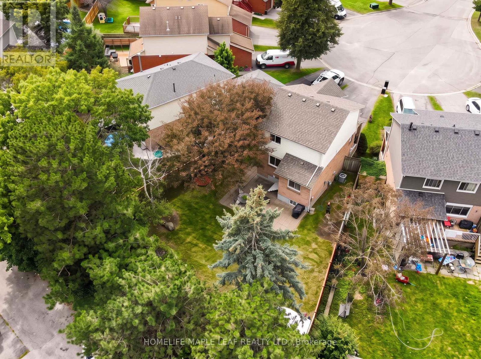 12 Giles Court, Whitby (Blue Grass Meadows), Ontario, L1N8T5, Whitby (Blue Grass Meadows), Ontario — photo 3 of 5