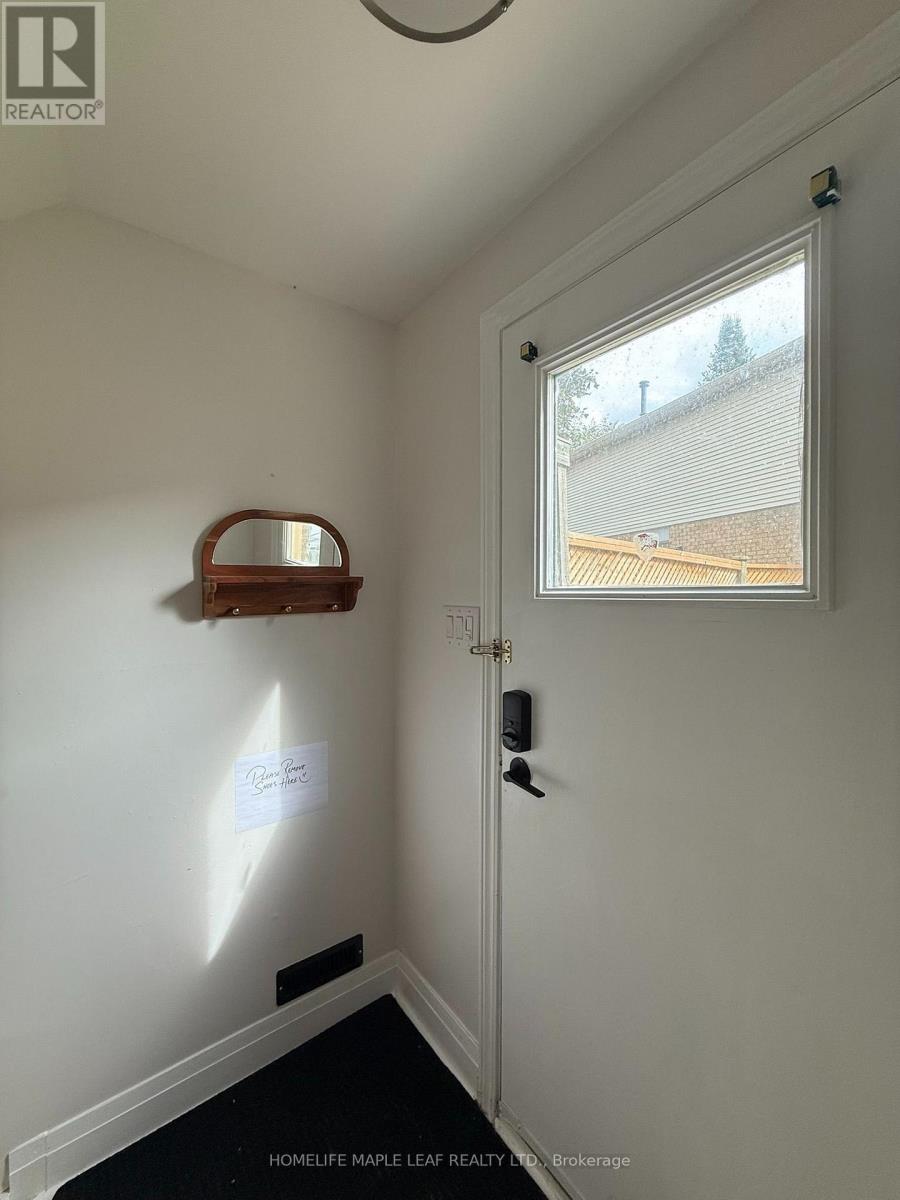 12 GILES COURT - 32