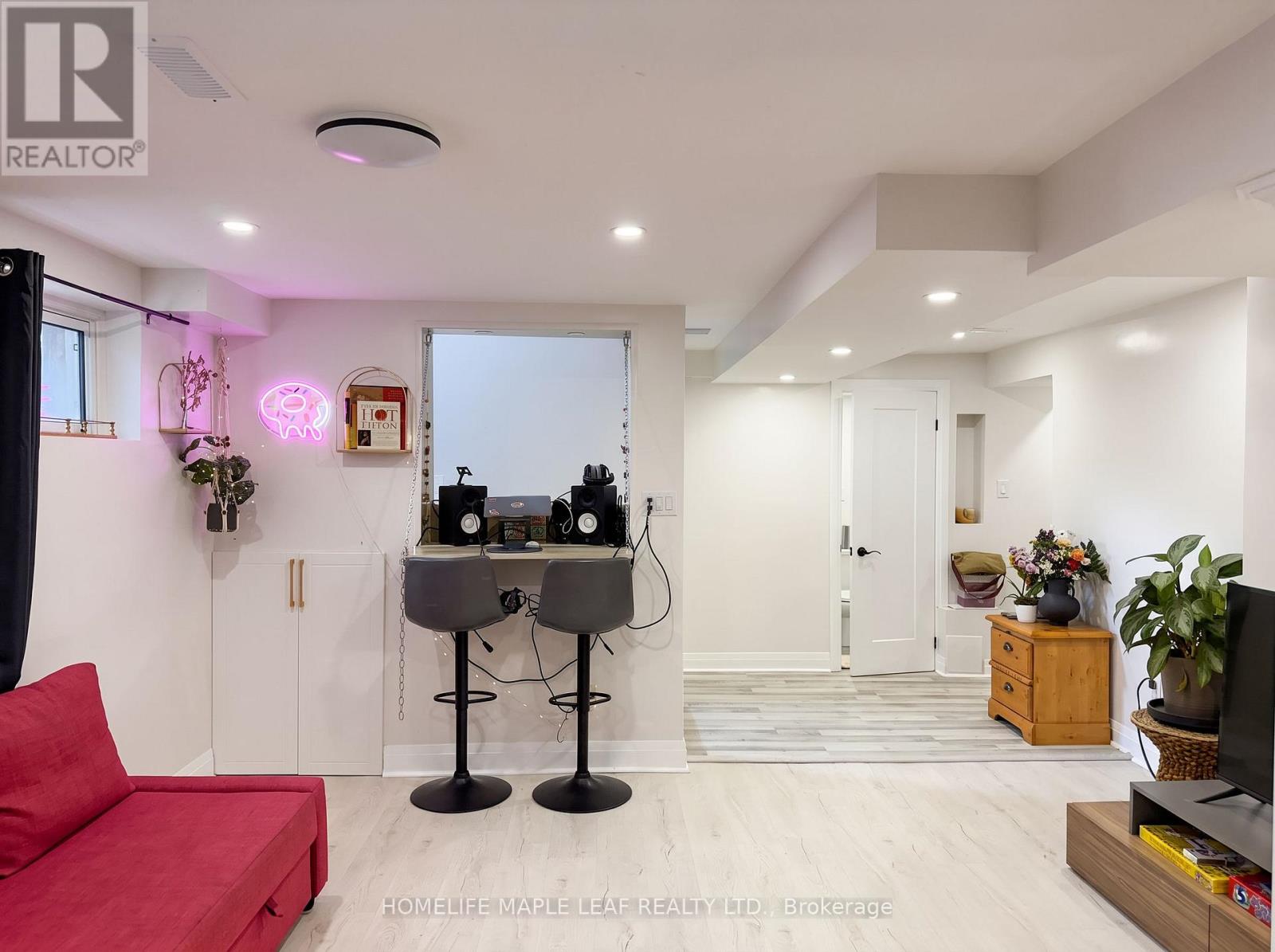 12 GILES COURT - Image 34