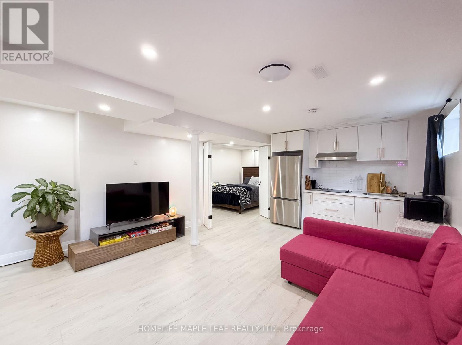 12 GILES COURT - 35