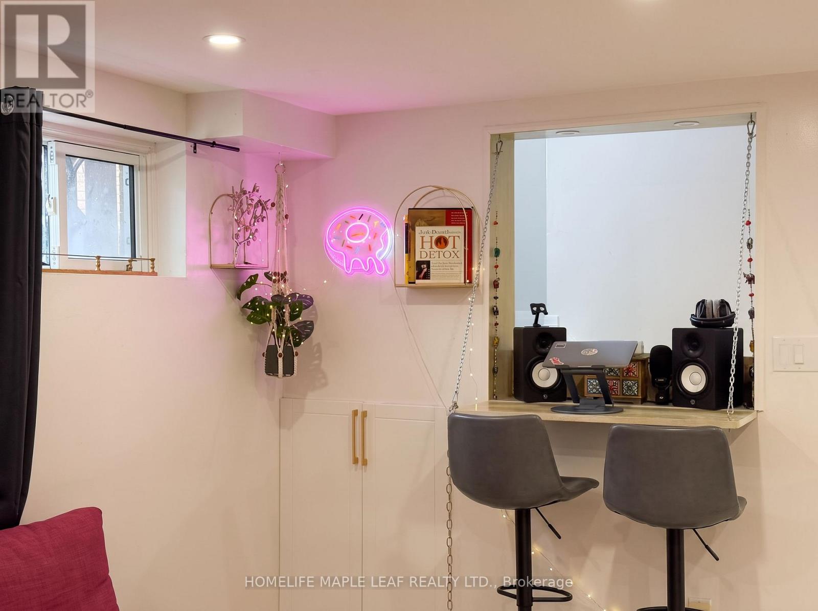 12 GILES COURT - Image 37