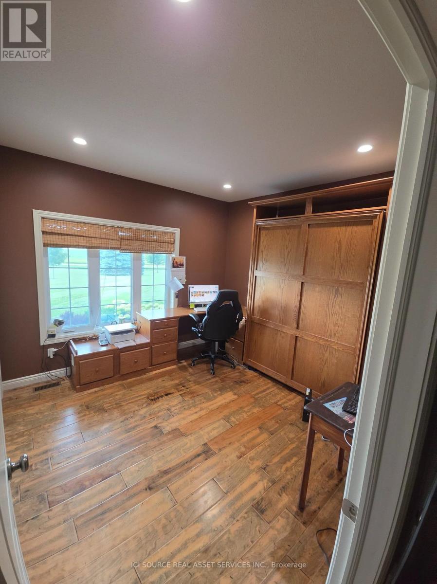 1532 KERR LINE - 19