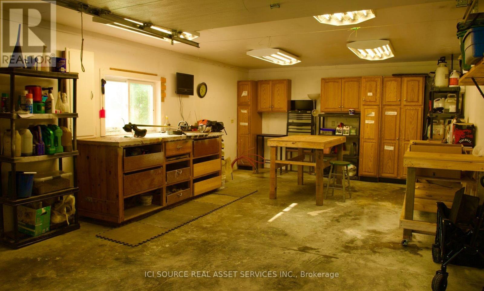 1532 KERR LINE - 26
