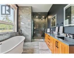 2833 Woodcroft Pl, Shawnigan Lake, BC V8H2E4 Photo 34