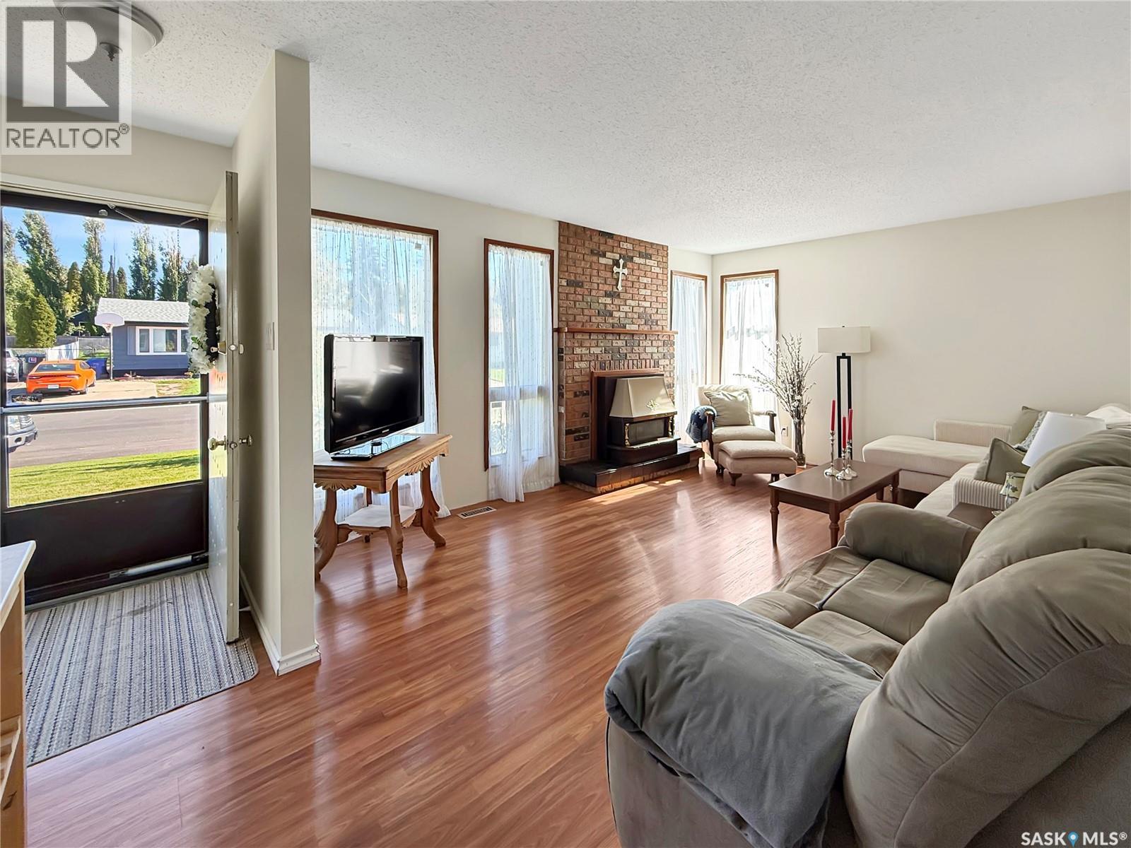11033 Martin CRESCENT, North Battleford — photo 2