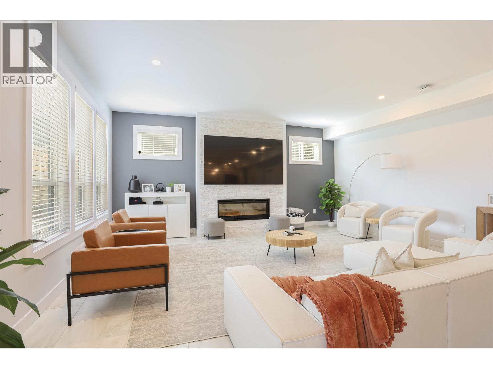 6 ROBINSON STREET - 16