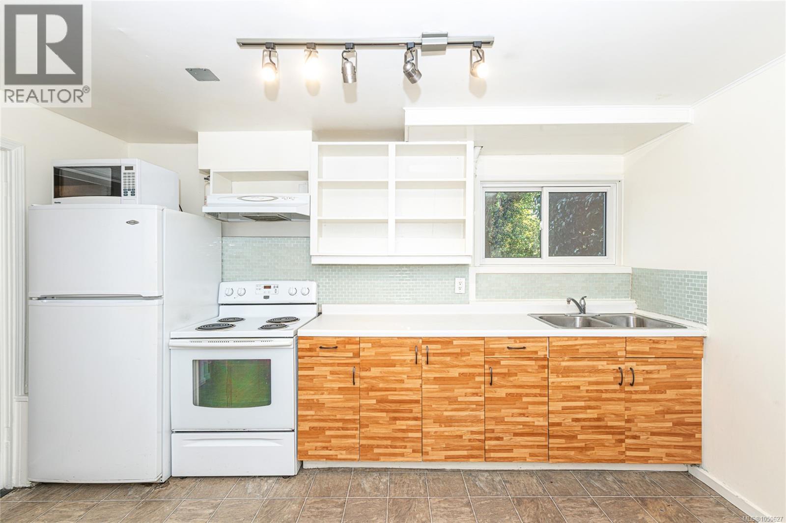  1711 Christmas Avenue, Saanich