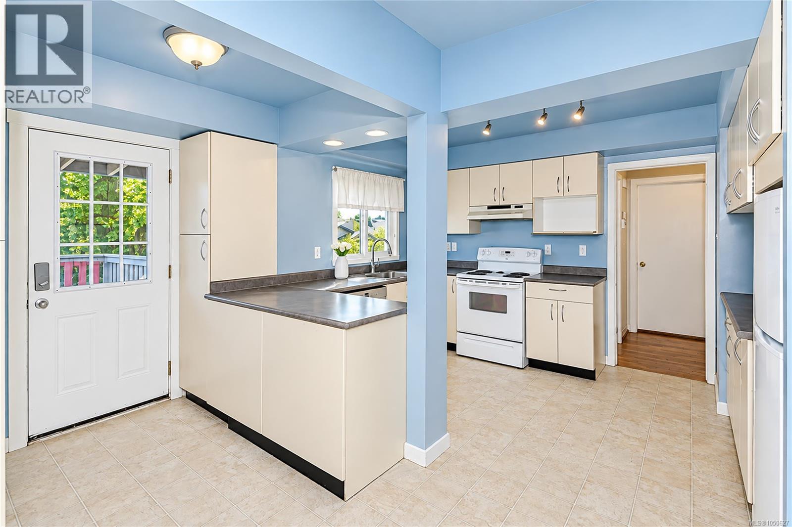  1711 Christmas Avenue, Saanich