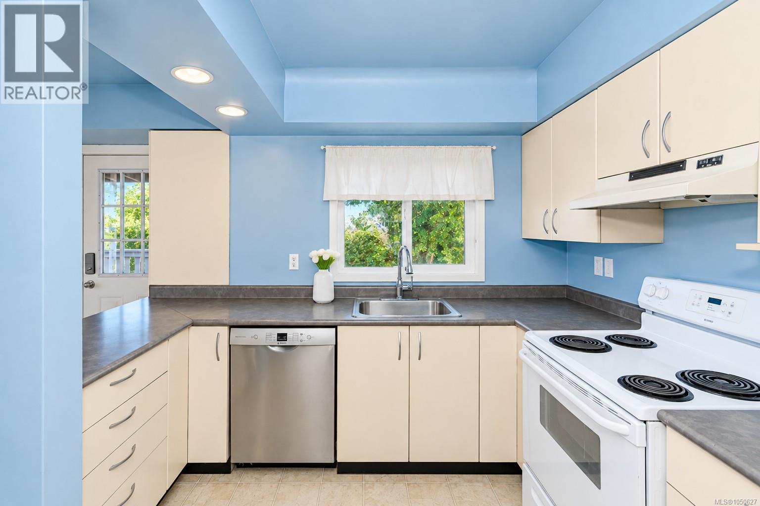  1711 Christmas Avenue, Saanich