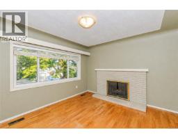 Living room - 1711 Christmas Ave, Saanich, BC V8P2X9 Photo 15