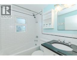 1711 Christmas Ave, Saanich, BC V8P2X9 Photo 18