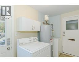 1711 Christmas Ave, Saanich, BC V8P2X9 Photo 29
