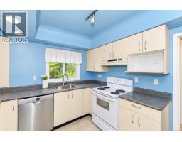 Kitchen - 1711 Christmas Ave, Saanich, BC V8P2X9 Photo 6