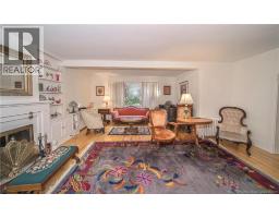 320 University Avenue, photo 6