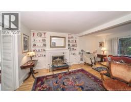 320 University Avenue, photo 8
