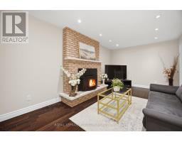 Living room - 2542 Pollard Drive, Mississauga, ON L5C3H1 Photo 13