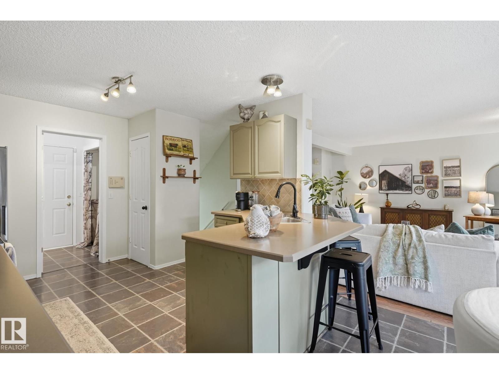 71 NEWMARKET WY - 10