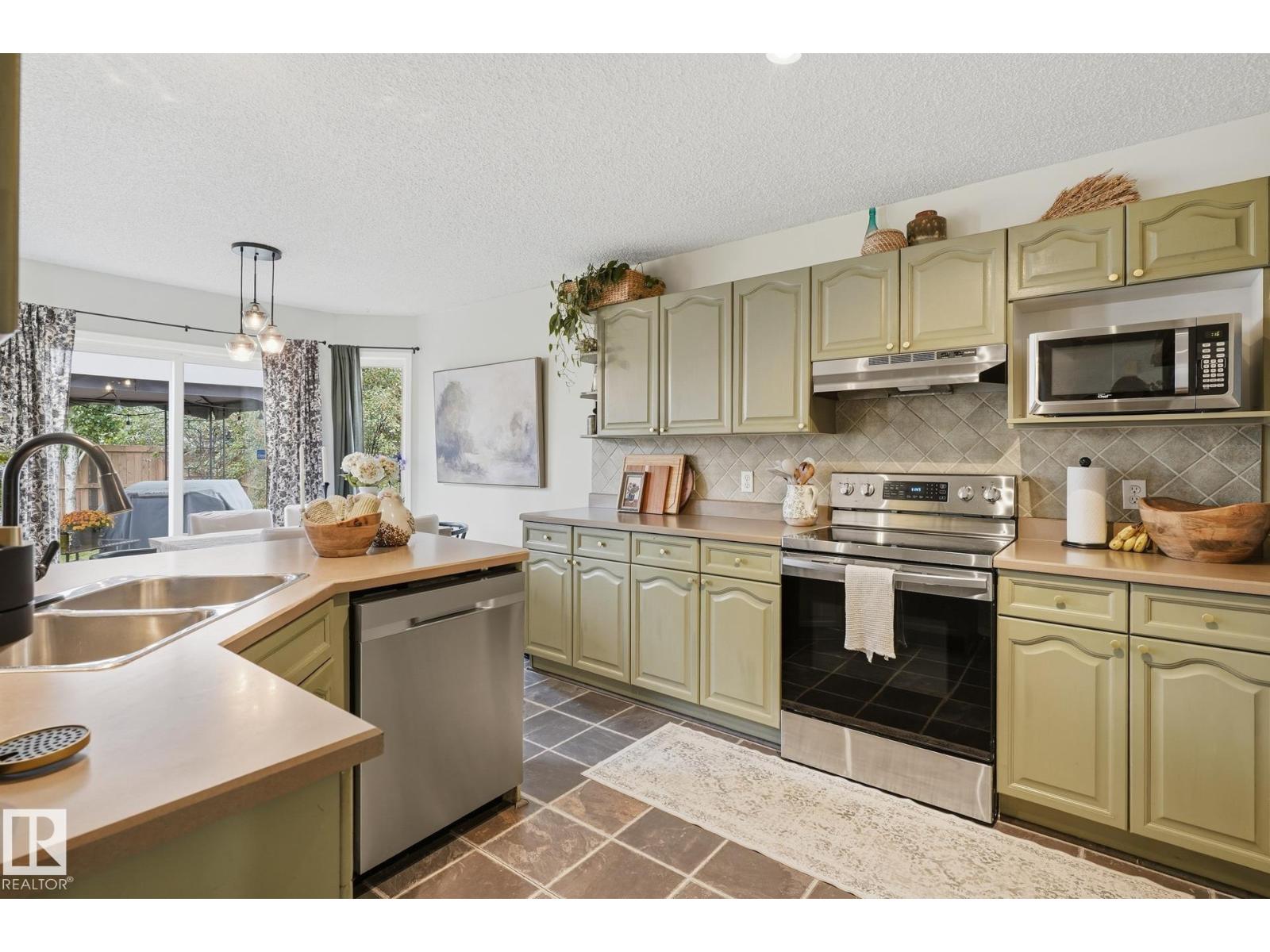 71 NEWMARKET WY - 13
