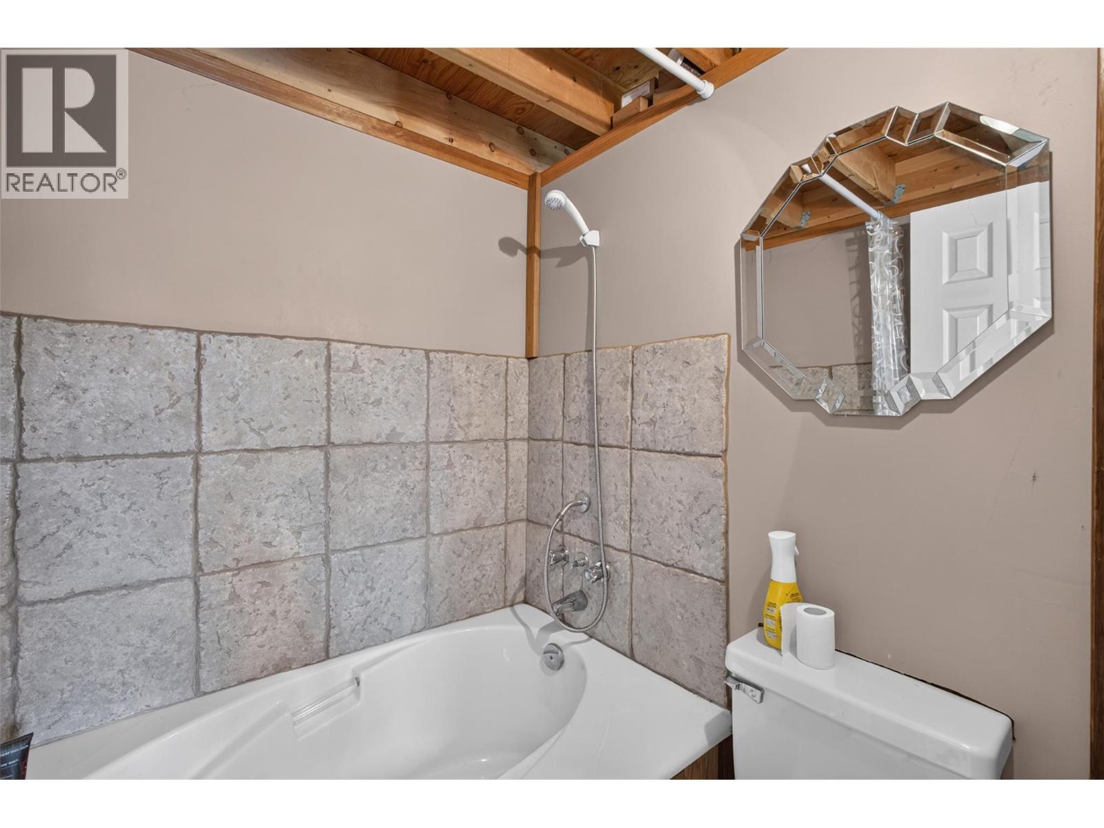 7366 Fintry Delta Road - 32