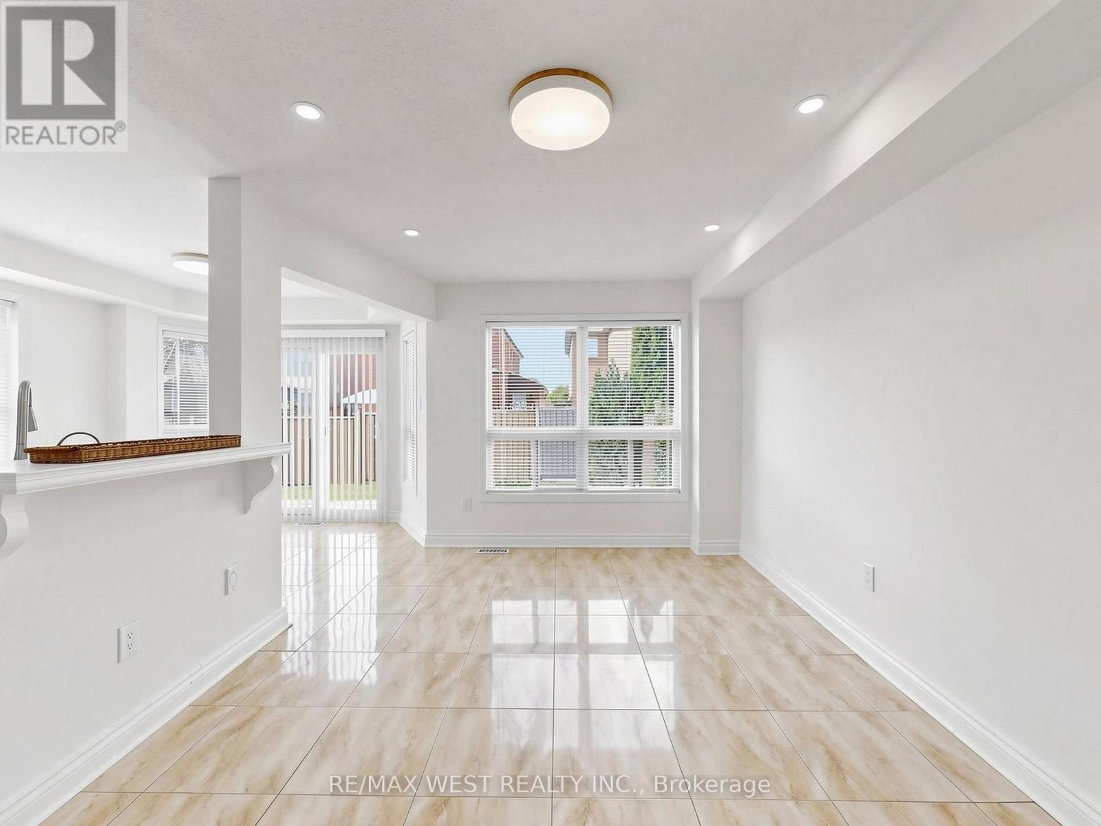 63 ECHO RIDGE CRESCENT - 10