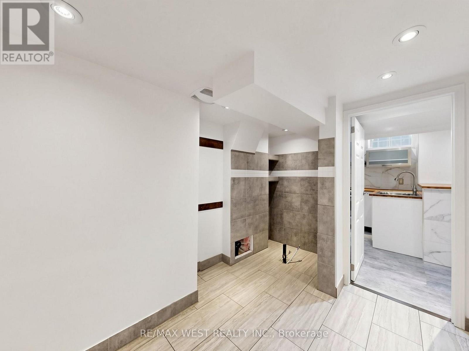 63 ECHO RIDGE CRESCENT - 44