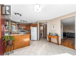 Living room - 8 Hawkdale Close Nw, Calgary, AB T3G2V7 Photo 11