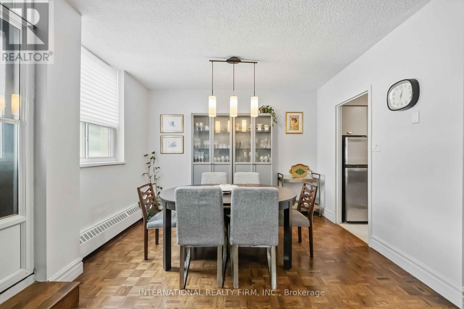 #101 151 LA ROSE AVENUE E - 5