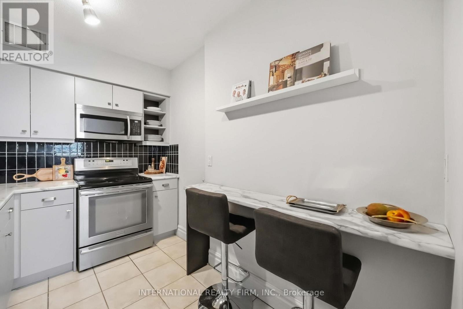 #101 151 LA ROSE AVENUE E - 7