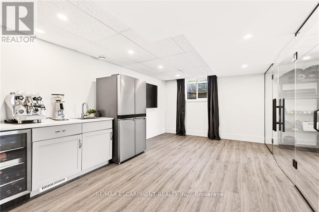 2129 HIGHVIEW DRIVE - 24