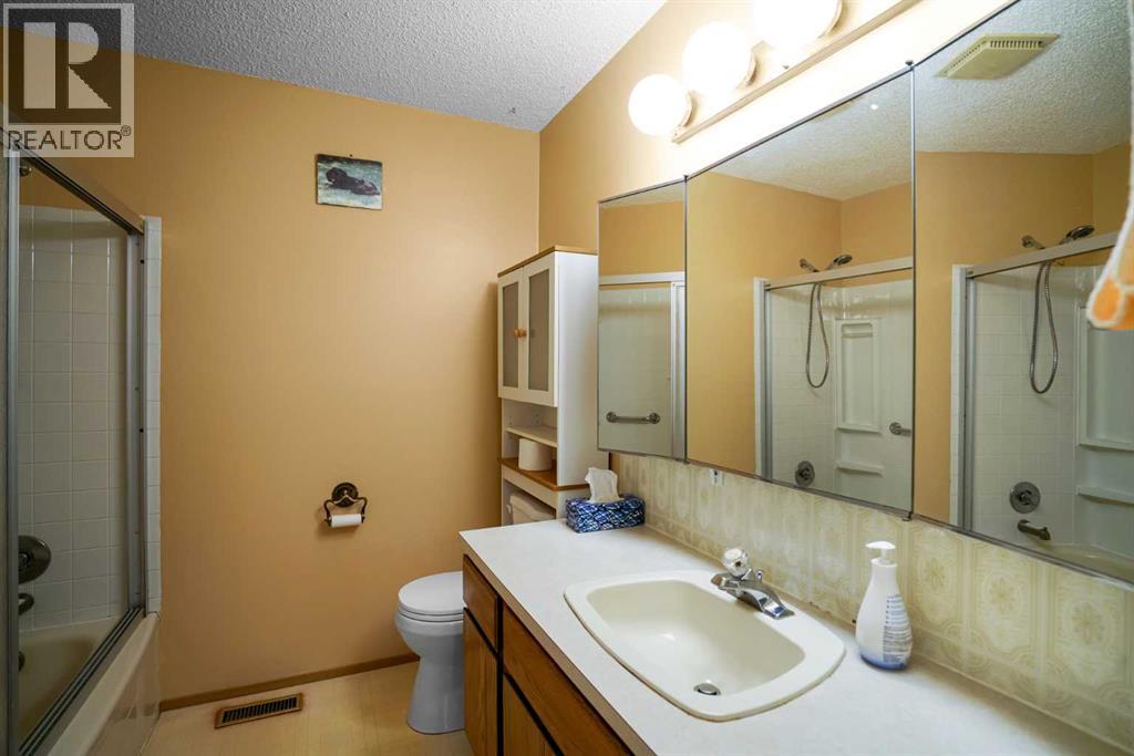 Listing photo – 5323 55 Avenue, Viking