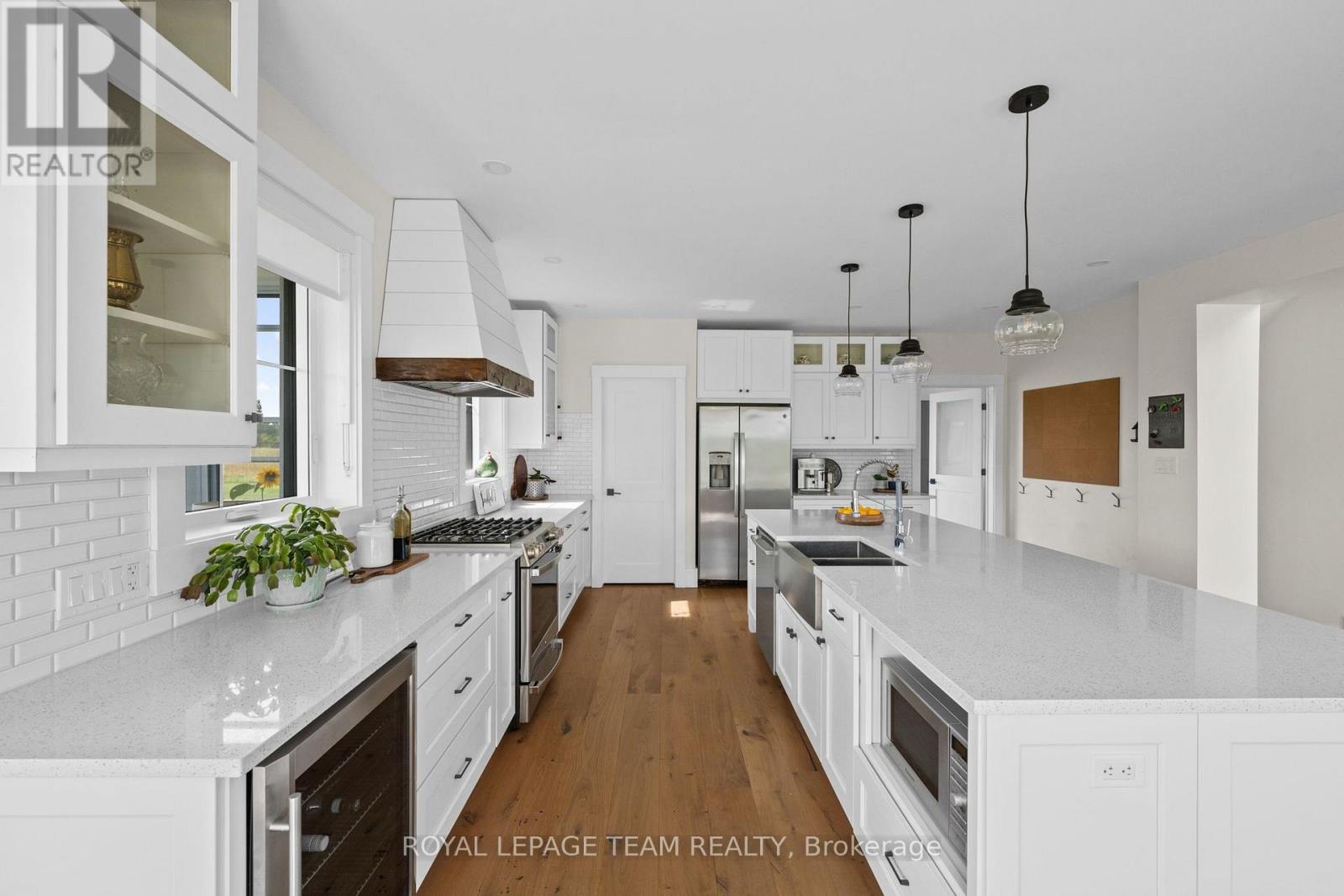 7385 BANK STREET - 8