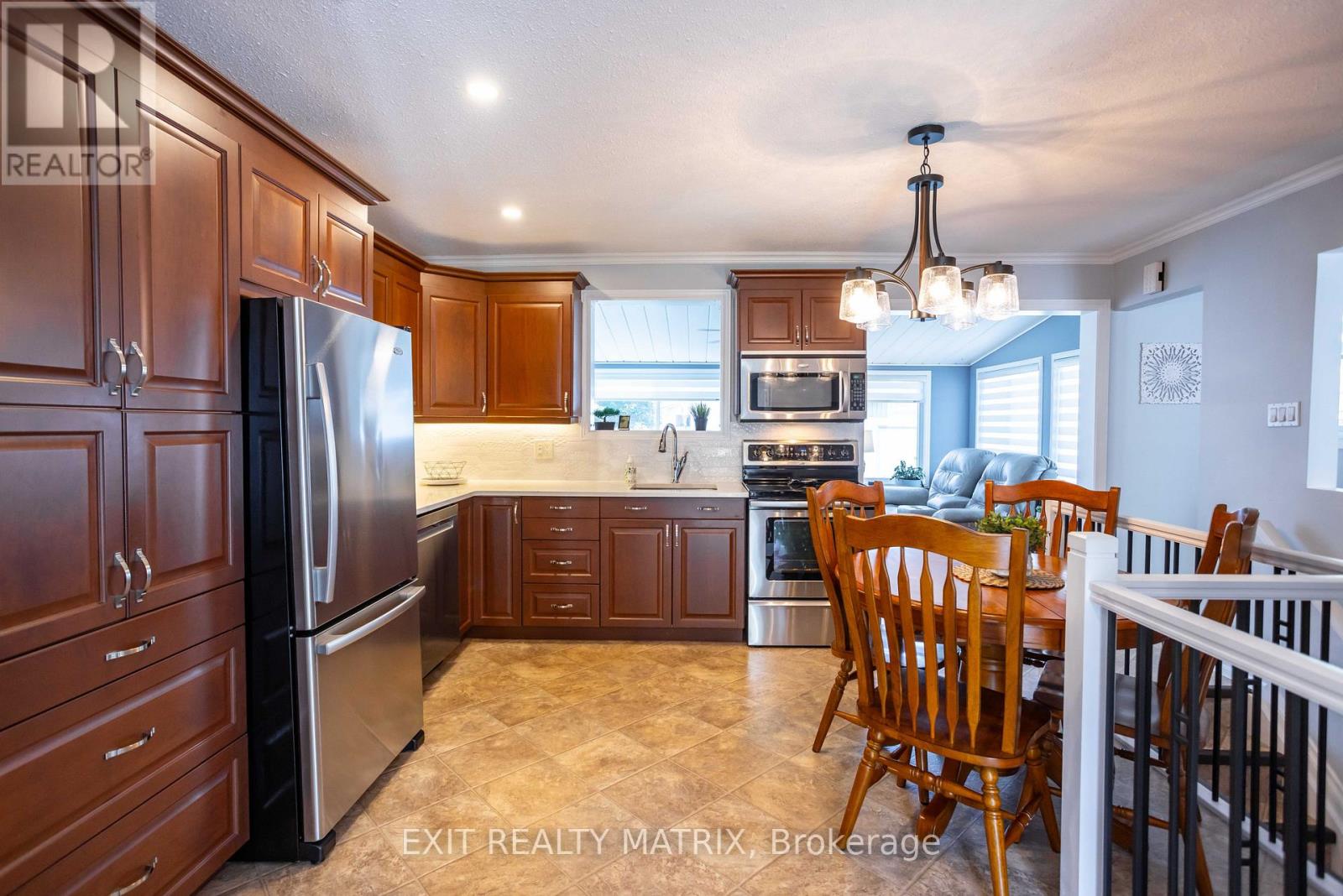 5 GOLD CRESCENT - 12
