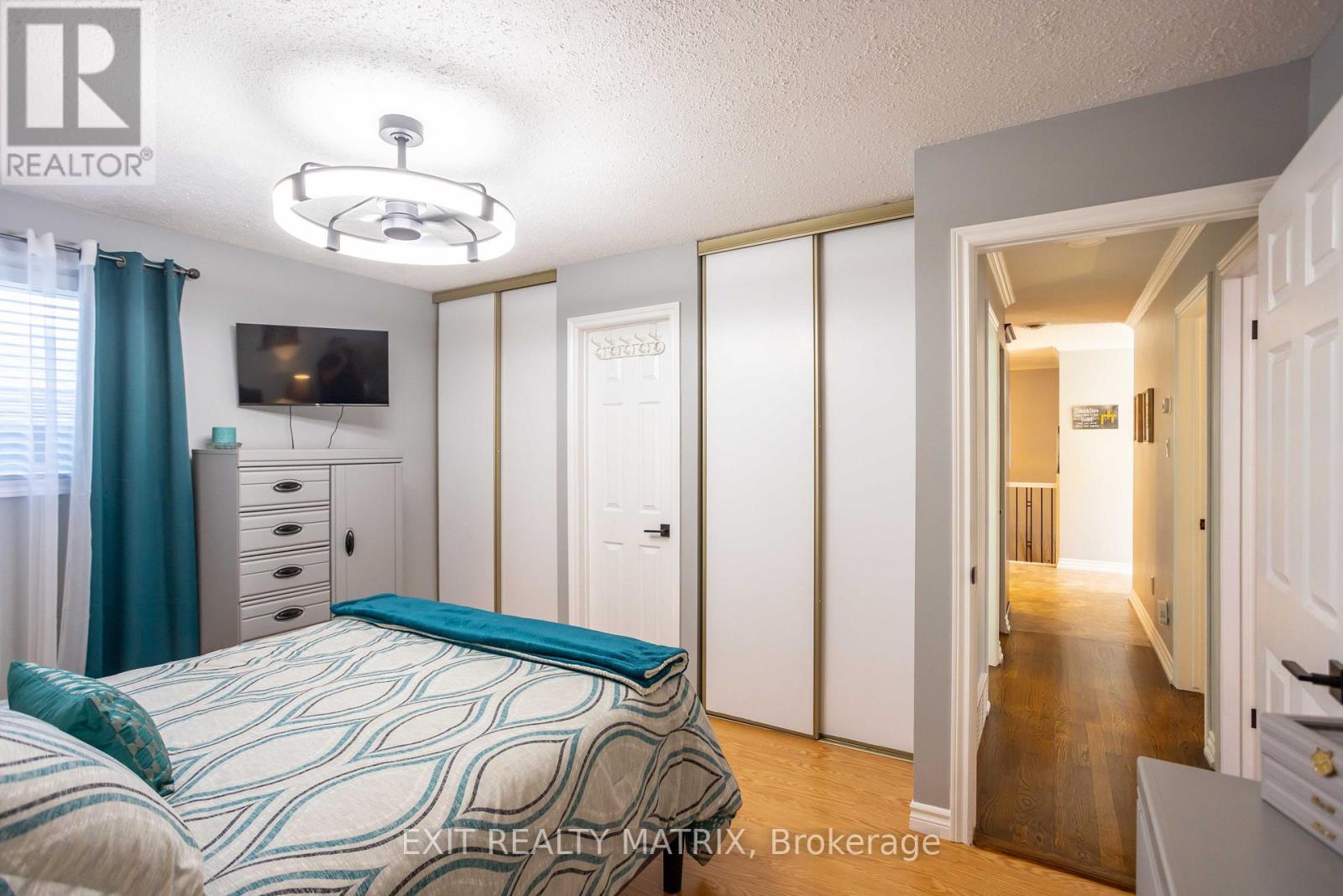 5 GOLD CRESCENT - 19