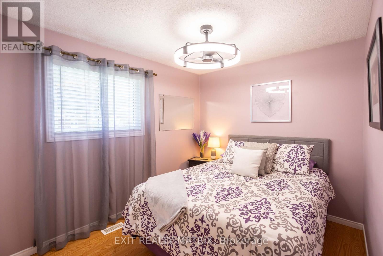 5 GOLD CRESCENT - 22