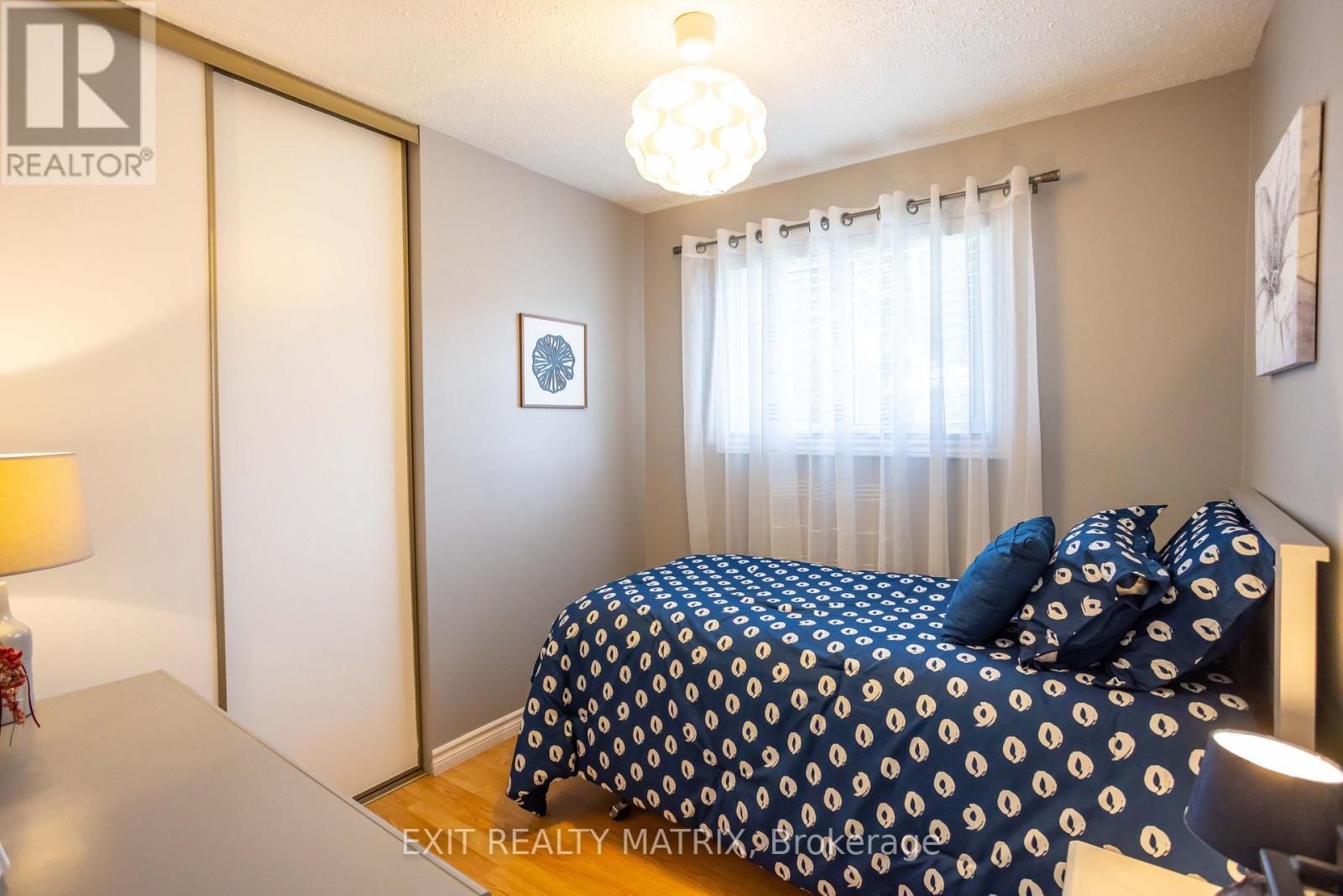 5 GOLD CRESCENT - Image 23