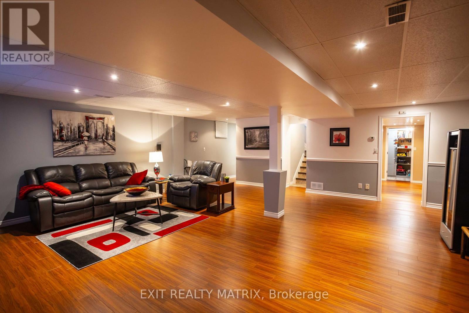 5 GOLD CRESCENT - Image 25