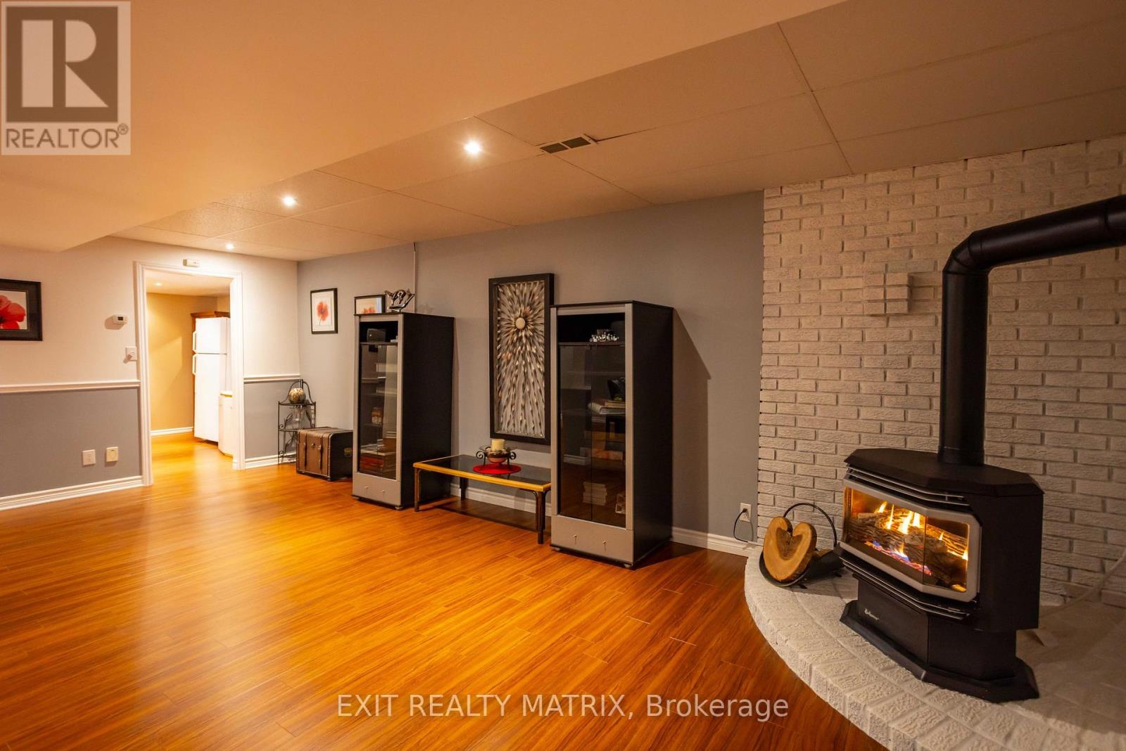 5 GOLD CRESCENT - 26