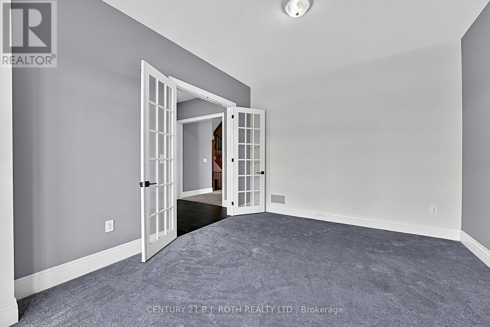 55 Sanford Circle, Springwater (Centre Vespra), Ontario, L9X2A9, Springwater (Centre Vespra), Ontario — photo 4 of 5