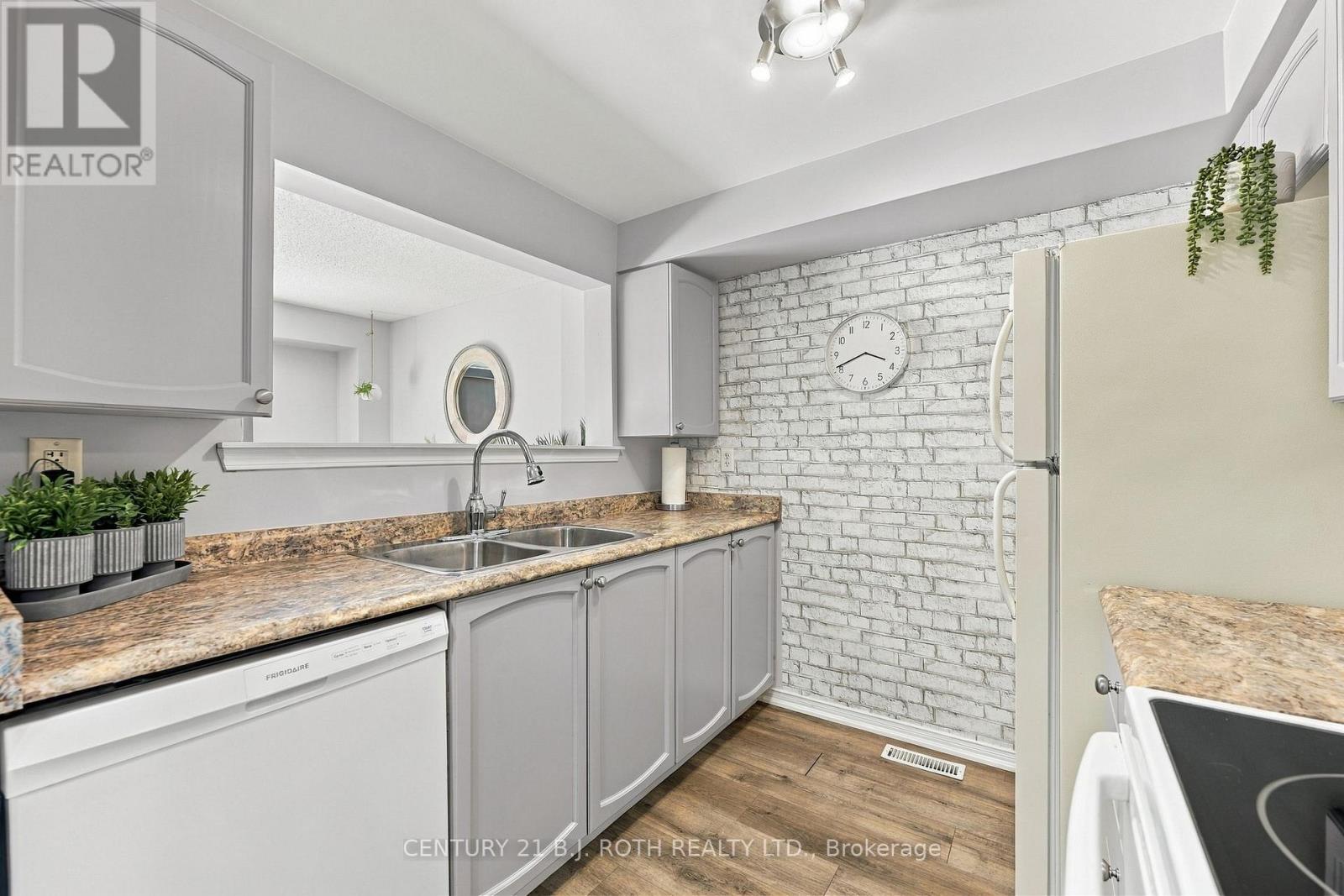 75 COURTNEY CRESCENT - 6