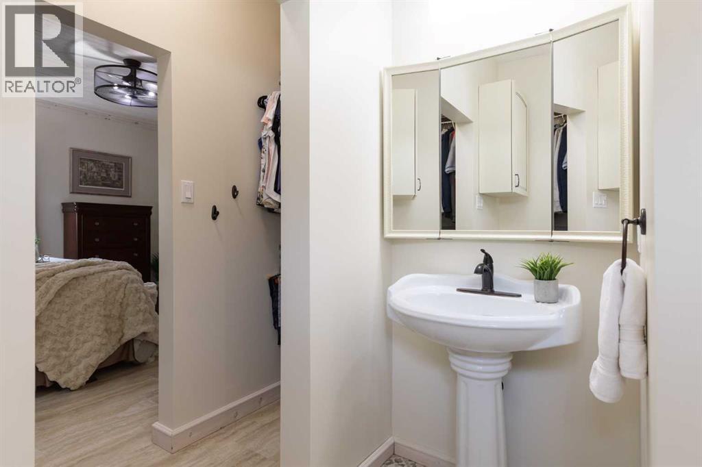 44 8 Street NE - Image 32