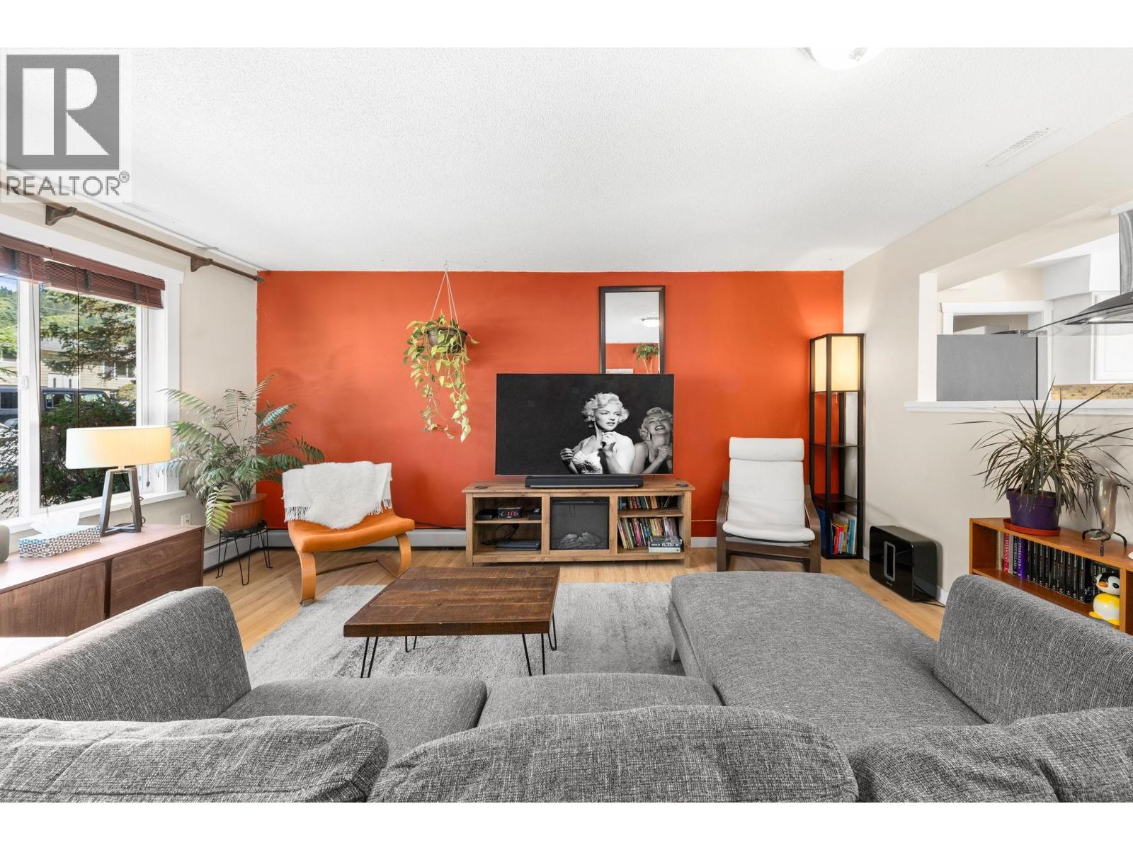 38248 HEMLOCK Avenue, Squamish, British Columbia, V8B0X1, Squamish, British Columbia — photo 4 of 5