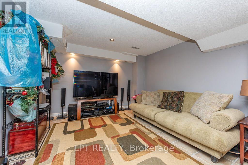 16 OAK GARDENS COURT - 34