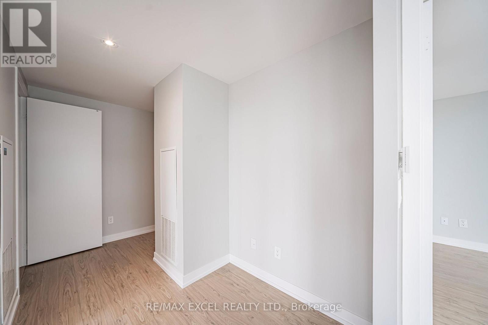 #3203 85 WOOD STREET - 34