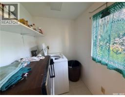 Enclosed porch - 121 Empire Road, Assiniboia, SK S0H0B0 Photo 10