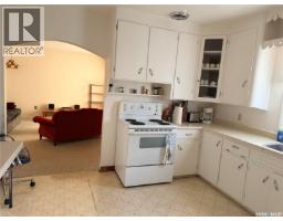 Enclosed porch - 121 Empire Road, Assiniboia, SK S0H0B0 Photo 6