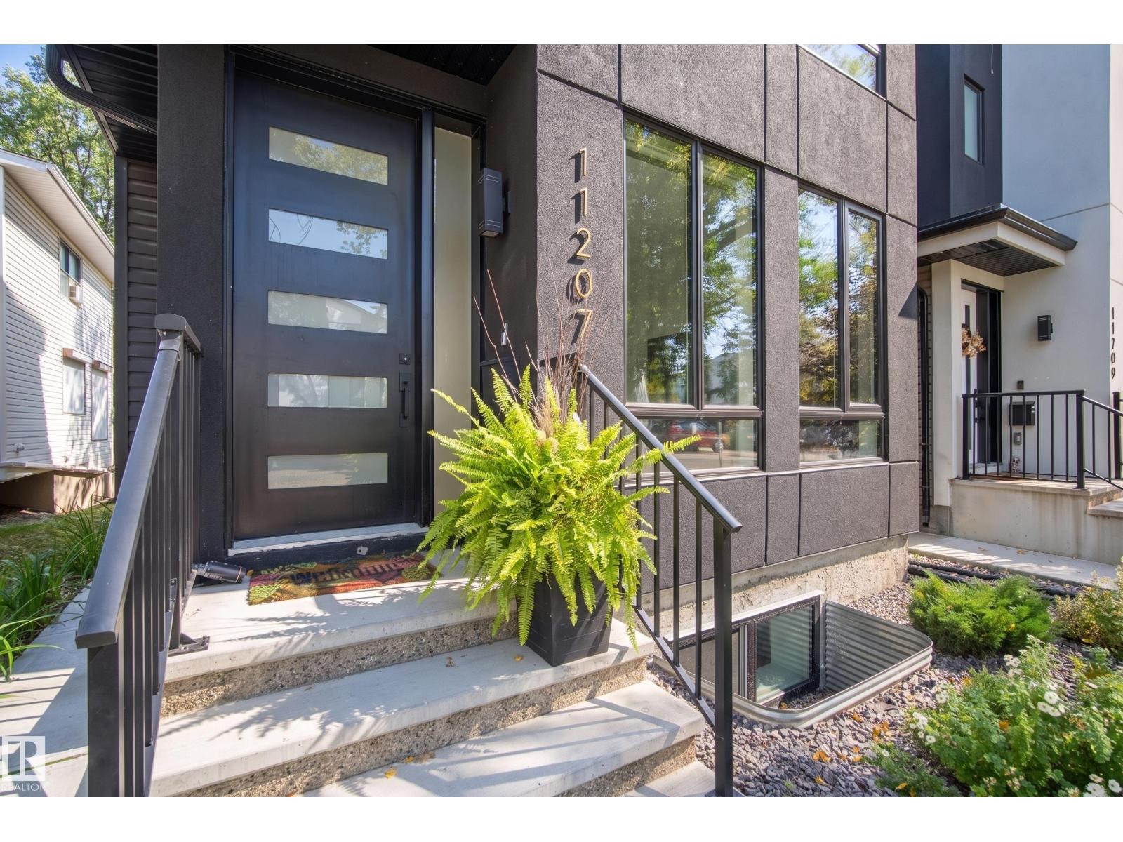 11207 75 AV NW - 3