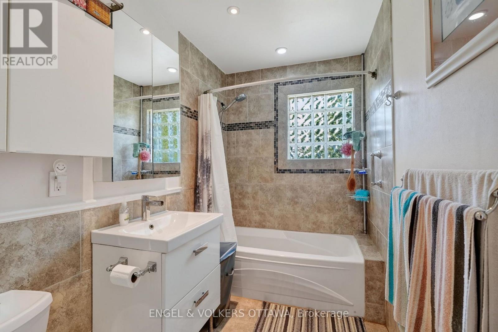 1124 DES POMMIERS STREET - Image 16
