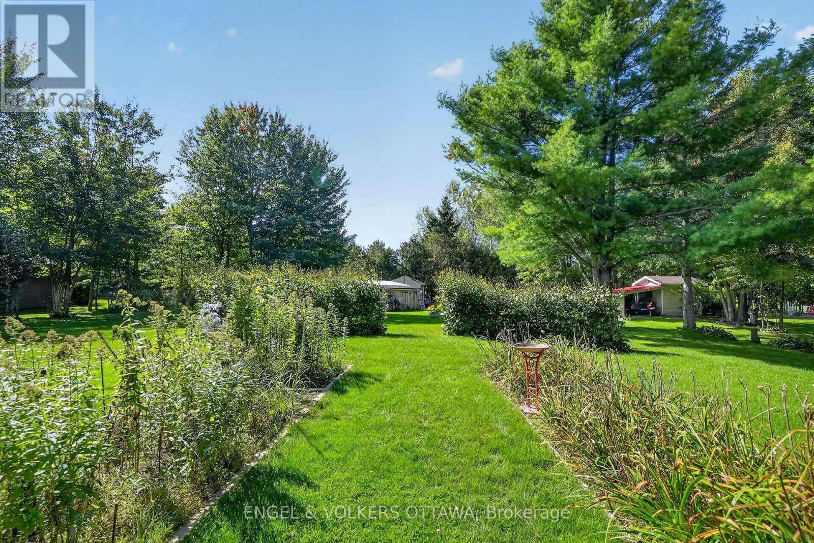 1124 DES POMMIERS STREET - Image 33