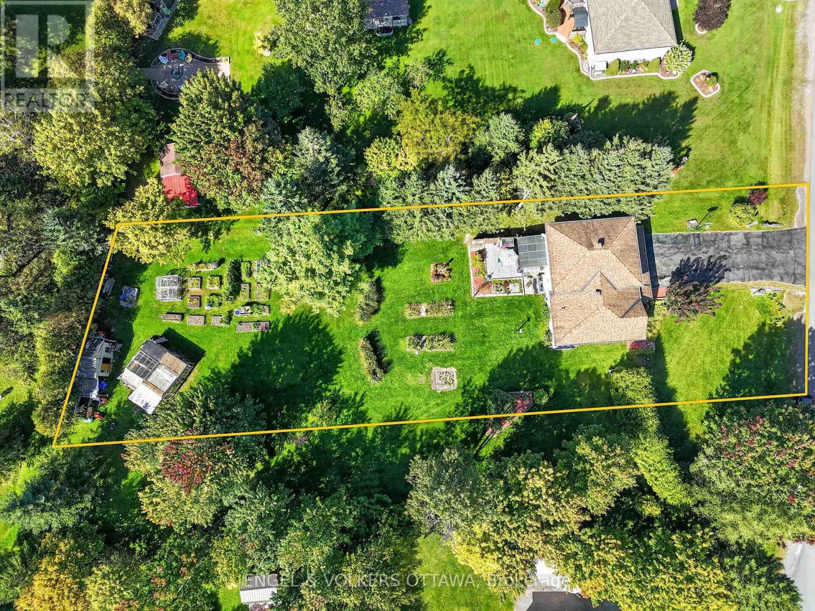 1124 DES POMMIERS STREET - Image 38
